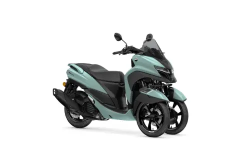 Tricity elettrico, un moderno scooter a tre ruote color menta, pronto per un viaggio urbano.