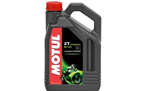 Contenitore di olio semisintetico Motul 2T 510 Technosynthese, con immagine di una moto sportiva verde.