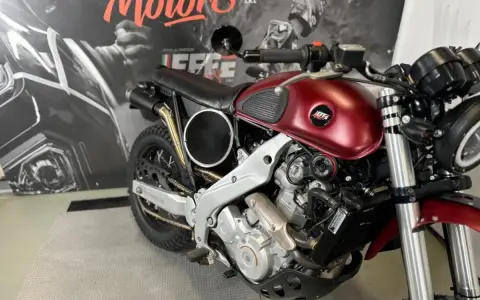 Aprilia Pegaso cafe racer personalizzata, con serbatoio rosso metallizzato e dettagli custom.