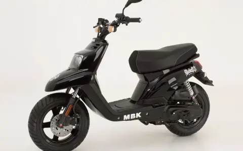 MBK Booster nero lucido, pronto a dare il massimo con la sua funzione booster.