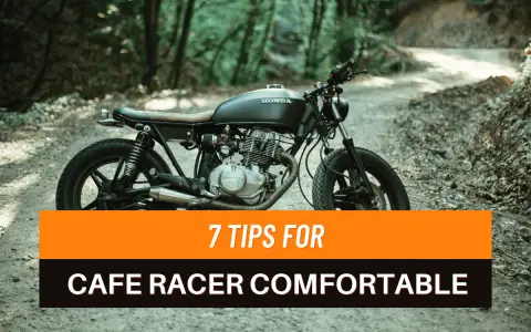 Una moto cafe racer nera su una strada sterrata nel bosco. 7 consigli per rendere confortevoli i modelli cafe racer.