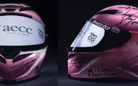Casco rosa da corsa autografato, forse il casco più costoso al mondo, con loghi AECC e Riders.