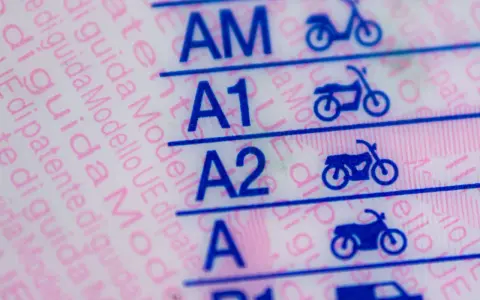 Dettagli della patente moto Italia: categorie AM, A1, A2, A con icone di moto.