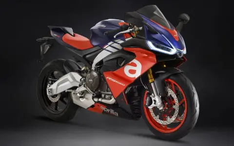 Aprilia RS 660: le recensioni confermano il suo design sportivo e le prestazioni. La moto è rossa, blu e bianca.