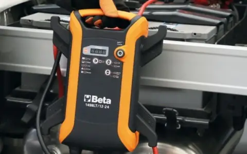 Booster Beta non si ricarica, le pinze rosse e nere sono collegate alla batteria dell'auto.