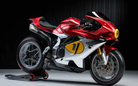MV Agusta Ago, una moto da corsa rossa e bianca con il numero 11 su uno sfondo scuro.