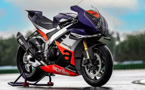 Aprilia RSV4 Xtrenta, una moto da corsa con livrea viola, bianca e arancione, pronta a scatenare la sua potenza.