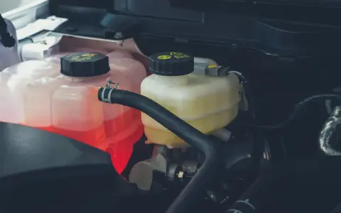 Liquido radiatore sotto il minimo? Potrebbe indicare una perdita. Controlla il livello e rabbocca se necessario per evitare surriscaldamenti.