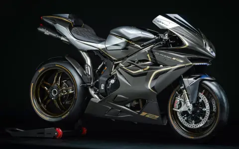 MV Agusta F4 Claudio, una moto sportiva nera e grigia con dettagli dorati, su un cavalletto.
