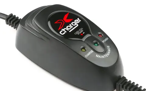 Caricabatteria moto con spie luminose. Non indica quanti km servono per ricaricare batteria moto, ma mostra stato di carica e mantenimento.