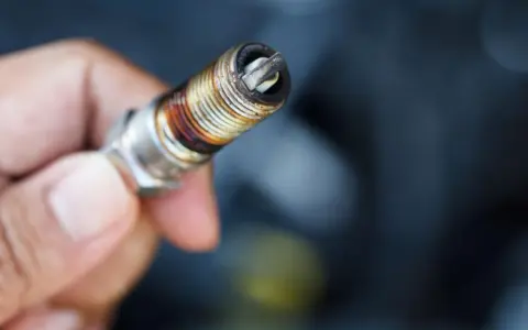 Candela sporca e usurata, un chiaro segnale su come capire se le candele sono da cambiare per un motore efficiente.