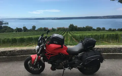 Una nuova Monster rossa, pronta per un viaggio tra i vigneti con vista sul lago.