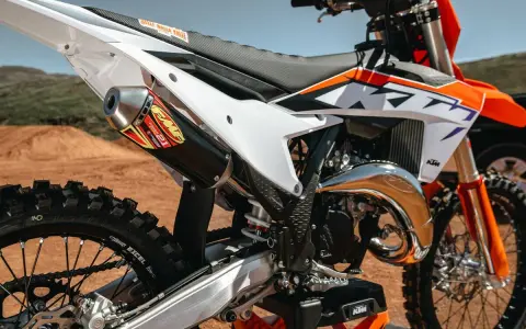 Dettaglio di una moto da cross KTM con scarico FMF. Il suo motore 4 tempi è pronto per la pista.