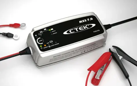Caricatore CTEK MXS 7.0 per caricare batteria moto. Include cavi con pinze e occhielli per un facile collegamento.