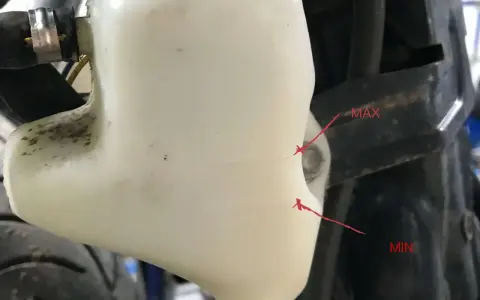 Serbatoio trasparente per controllare liquido di raffreddamento, con indicatori MAX e MIN.