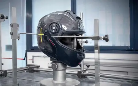 Casco in carbonio in fase di test, con strumenti di misurazione. Verifica della scadenza omologazione casco E3 per garantire la sicurezza.
