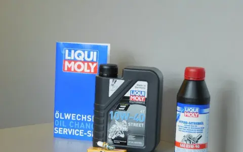 Olio motore Liqui Moly 10W-40 per Sym Symphony 125, candela NGK e olio per ingranaggi.