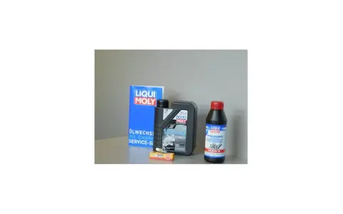 Kit per la manutenzione del motore SYM: olio motore 10W-40, olio per ingranaggi SAE 85W-90 e candela.