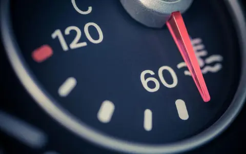 Indicatore di temperatura liquido raffreddamento auto, con lancetta rossa su circa 60°C.