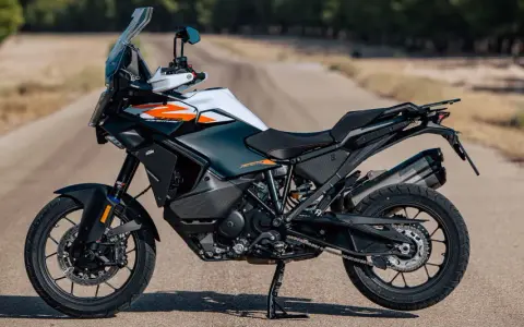 KTM 1290 Super Adventure R, una maxi enduro pronta per l'avventura su ogni terreno.