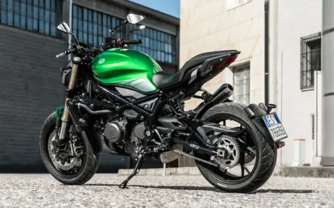Benelli 752S verde brillante, vista posteriore. Nonostante la sua bellezza, alcuni utenti segnalano benelli 752s problemi.