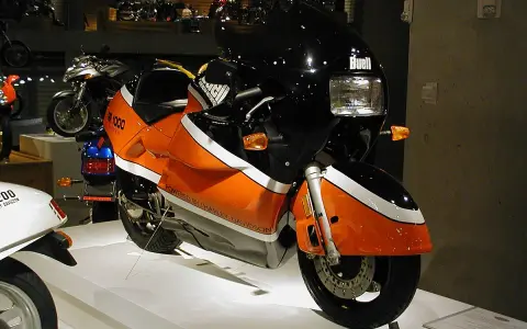 Moto Buell RR 1000, arancione e nera, con scritte "Powered by Harley-Davidson". Nonostante il design audace, alcuni potrebbero definirle moto brutte.