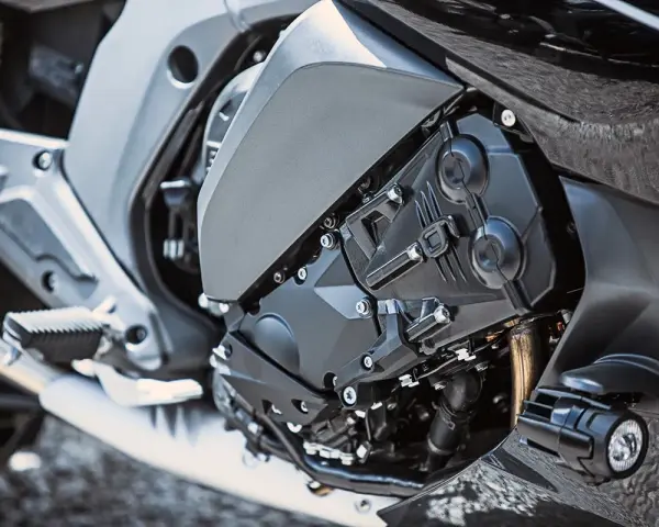 Dettaglio motore moto. Potrei mettere una batteria con più ampere per più potenza?