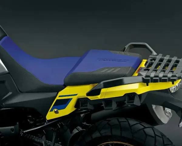 Dettaglio della sella bicolore blu e nera di una moto adventure, con portapacchi posteriore. L'altezza sella moto è ideale per il fuoristrada.