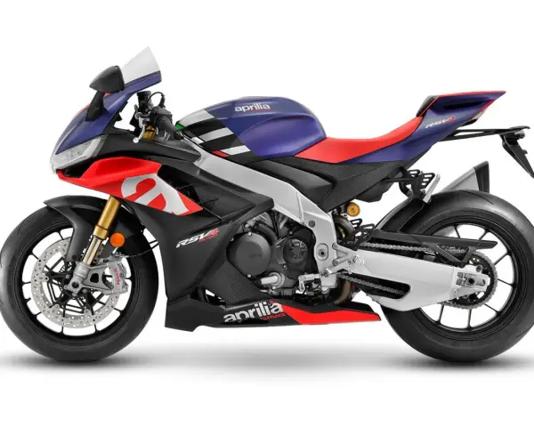 Aprilia RSV4 Factory, una superbike da corsa con livrea blu, rossa e bianca, pronta a sfrecciare.