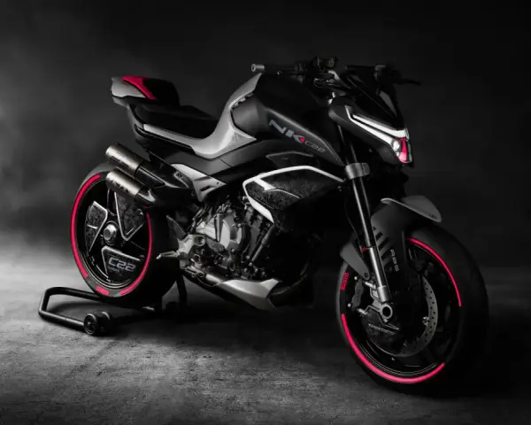 CFMoto 800 NK, una moto sportiva dal design aggressivo con luci a LED rosse e cerchi neri con dettagli rossi.