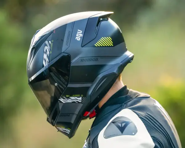 Casco AGV nero con visiera scura, pronto per la pista. Il significato di AGV è passione per la sicurezza e le prestazioni.