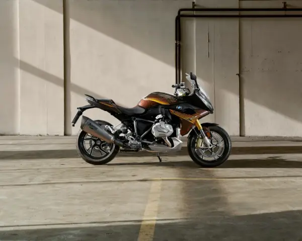 Bmw R 1250 RS in un magazzino. Nonostante la sua bellezza, alcuni proprietari segnalano piccoli problemi.