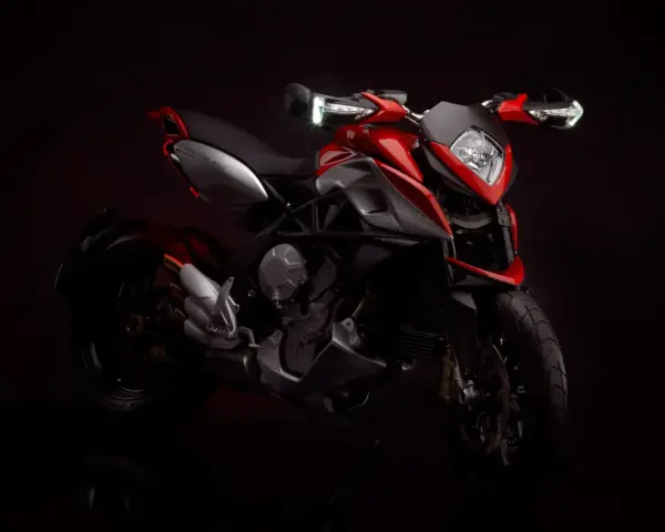 MV Agusta Rivale 800 rossa e grigia, un gioiello su due ruote. Nonostante la sua bellezza, alcuni proprietari segnalano piccoli problemi.