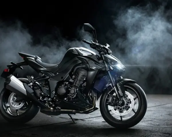 Kawasaki Z1100 nera, aggressiva e avvolta dal fumo, pronta a scatenare la sua potenza.