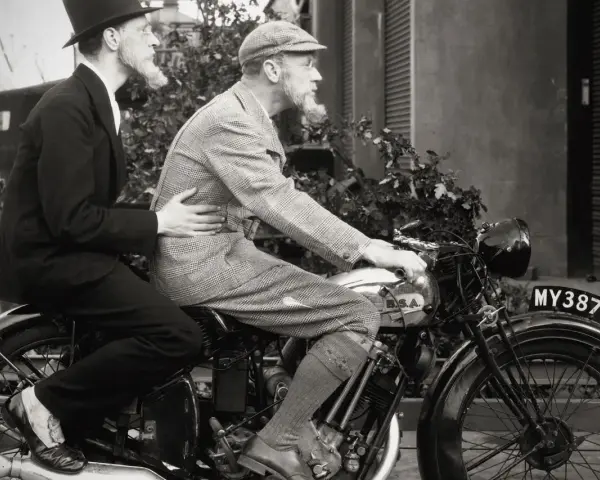 Due uomini in abiti d'epoca su una moto BSA, un viaggio avventuroso per le strade di moto d'epoca anni '30.