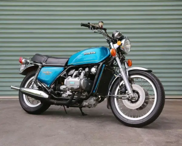 Una splendida Honda Gold Wing blu, un classico tra le moto inglesi vintage, pronta per un nuovo viaggio.