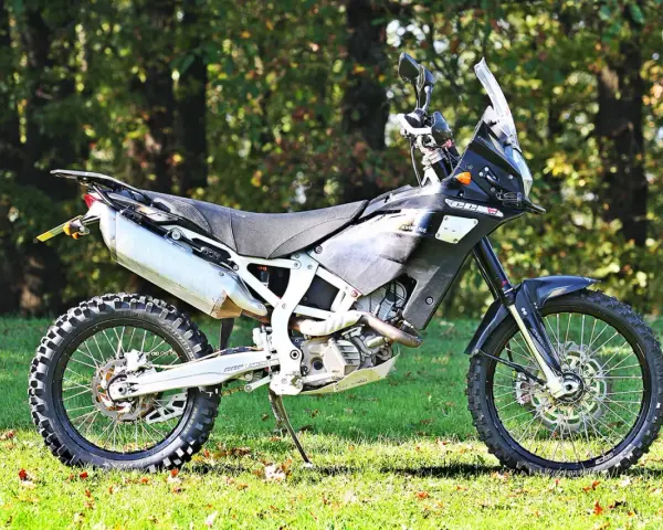 Una moto da avventura nera, pronta per esplorare sentieri impervi. Potrebbe essere la miglior moto da montagna per chi cerca adrenalina.