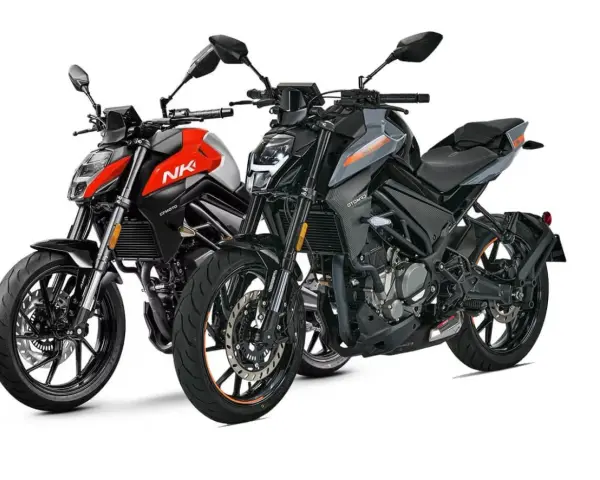 Due moto sportive, una rossa e nera con scritta "NK", l'altra grigia e nera, pronte per la strada.