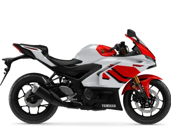Yamaha R3, moto sportiva bianca e rossa, leggera e agile, perfetta per chi cerca prestazioni e divertimento. Il suo peso contenuto la rende ideale per la città e le curve.