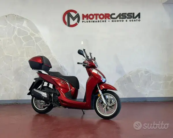SH 300 rosso fiammante, con bauletto, pronto per essere riparato perché non parte.