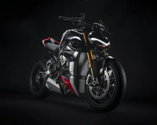 Ducati Streetfighter SP, nera e rossa, con forcella dorata e luci a LED affilate, pronta a ruggire.