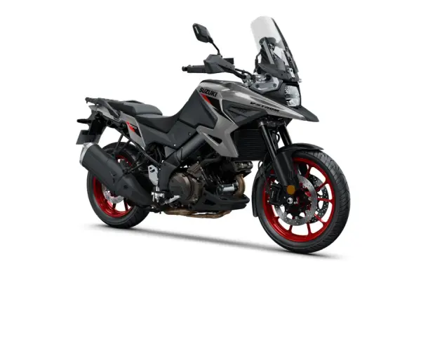 Suzuki V-Strom 1050 grigia con dettagli rossi sui cerchi, pronta per l'avventura.