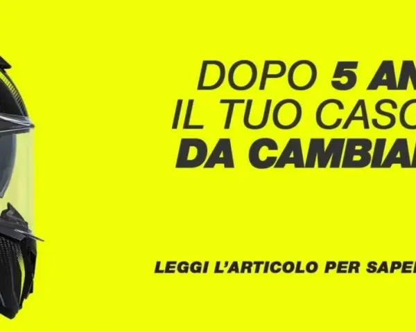 Casco moto in carbonio con dettagli gialli. Dopo 5 anni dall'anno produzione, è ora di cambiarlo? Leggi l'articolo!