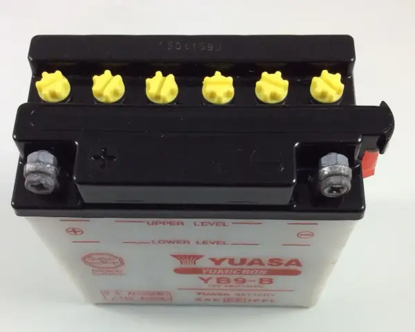 Batteria Yuasa YB9-B. Lasciarla sempre in carica si rovina, attenzione alla solfatazione.