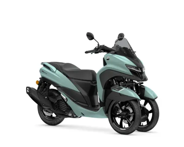 Tricity elettrico, un moderno scooter a tre ruote color menta, pronto per un viaggio urbano.
