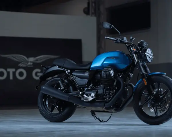 Moto Guzzi V7 Stone, una moto roadster dal fascino intramontabile, con serbatoio blu metallizzato e motore bicilindrico a V.
