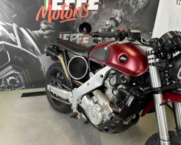 Aprilia Pegaso cafe racer personalizzata, con serbatoio rosso metallizzato e dettagli custom.