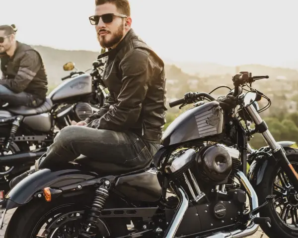 Due motociclisti con giacche di pelle e jeans, pronti per un viaggio. L'abbigliamento del motociclista è essenziale per la sicurezza e lo stile.