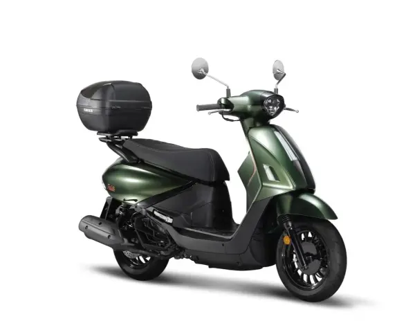 Scooter verde metallizzato con bauletto posteriore, un modello di scooter particolari con un design moderno.