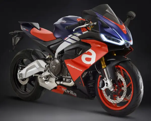 Aprilia RS 660: le recensioni confermano il suo design sportivo e le prestazioni. La moto è rossa, blu e bianca.